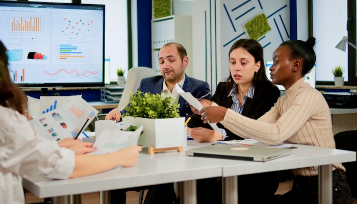 Entrepreneurs,and,business,people,conference,discussing,in,modern,meeting,room.